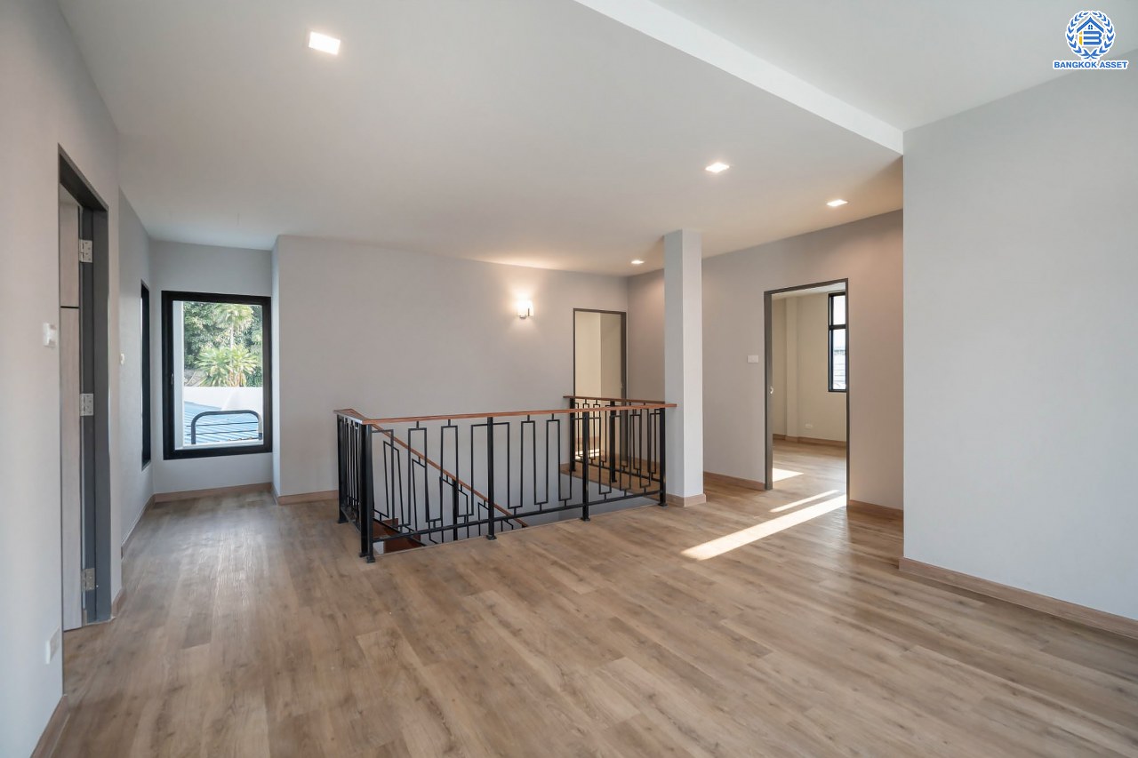 บ้านมือสองตกแต่งใหม่ ดีไซน์สวย โครงการ ลาดพร้าว130 ลาดพร้าว หลังใหญ่ถึง 154 ตร.ว. ฟังก์ชัน 4 ห้องนอน 5 ห้องน้ำ 1 ห้องแม่บ้าน จอดรถได้ 2 คัน พื้นที่ใช้สอยกว่า 589 ตร.ม. รองรับทุกกิจกรรม บนทำเลเชื่อมต่อหลายเส้นทาง อาทิ ถนนรัชดาภิเษก, ถนนเสรีไทย, ถนนรามคำแหง ใกล้จุดขึ้นทางด่วน "ฉลองรัช" ใกล้รถไฟฟ้าสายสีเหลือง "สถานีลาดพร้าว101" และรถไฟฟ้าสายสีส้ม "หัวหมาก"